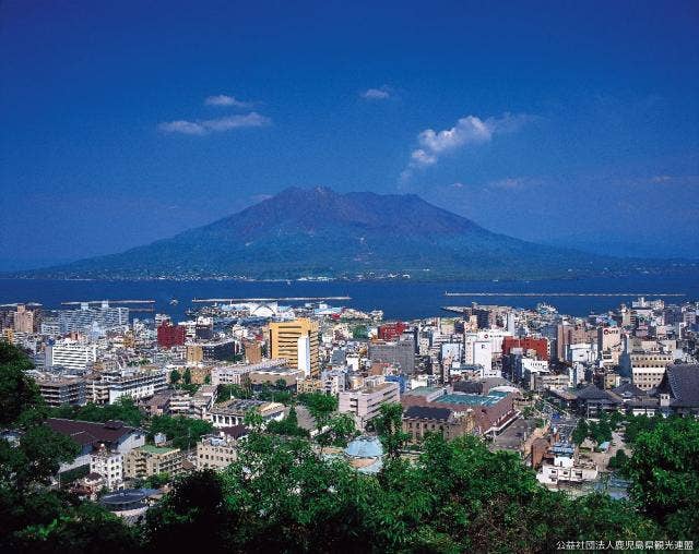 鹿児島市街地と桜島