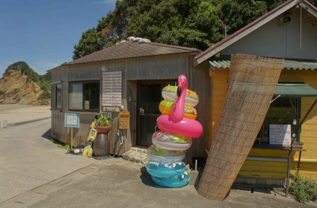 海水浴場入口には海の家もあります。