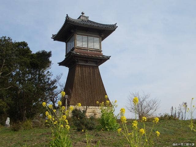 春の大多府灯籠堂