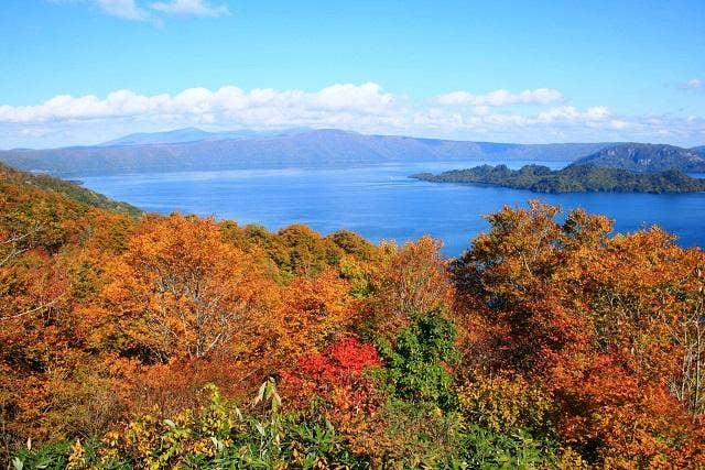 紫明亭から紅葉の十和田湖