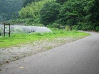 駐車場所は、登山口手前の自動車退避スペースです。