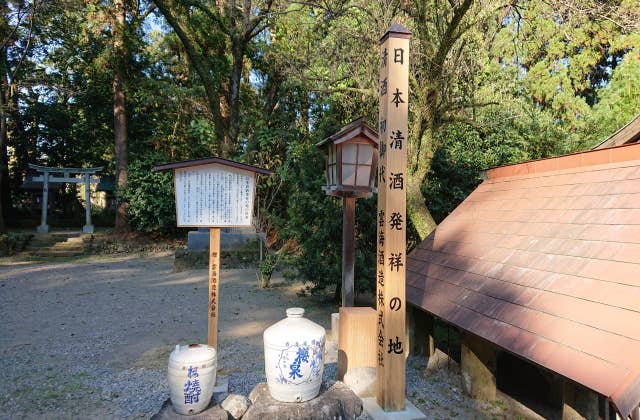 都萬神社境内