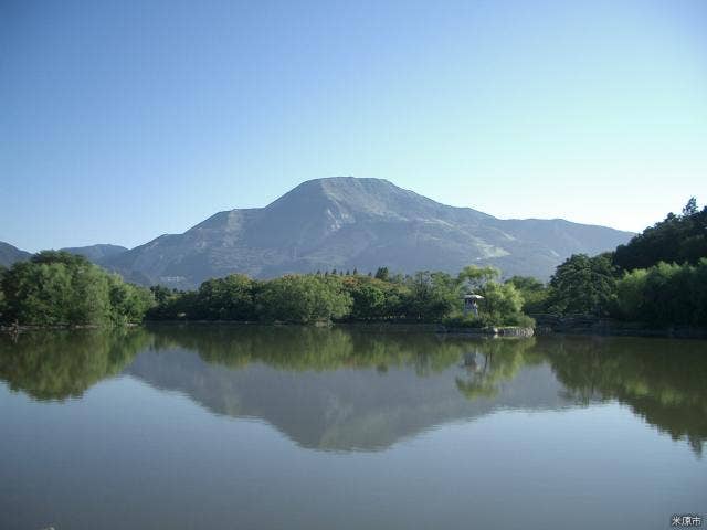 三島池に映る逆さ伊吹