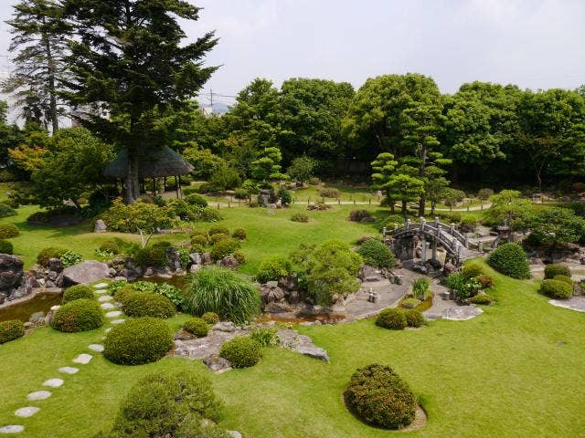 邸内の2階から見える庭園