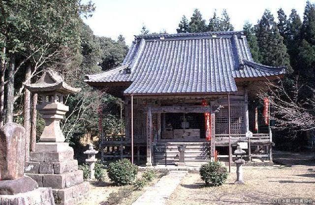 巌倉寺本堂・18番観音札場