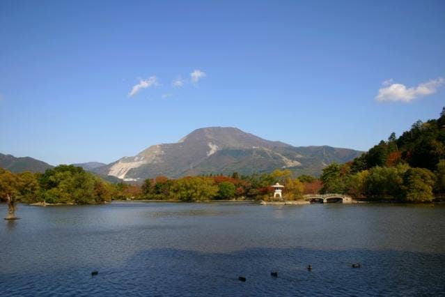 三島池と伊吹山