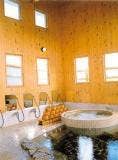 檜張りの浴室。露天風呂、サウナ、泡風呂付き。