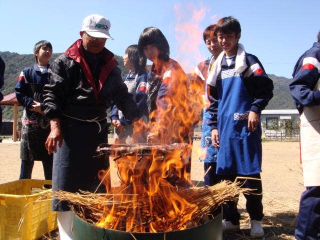 カツオのワラ焼きタタキ体験