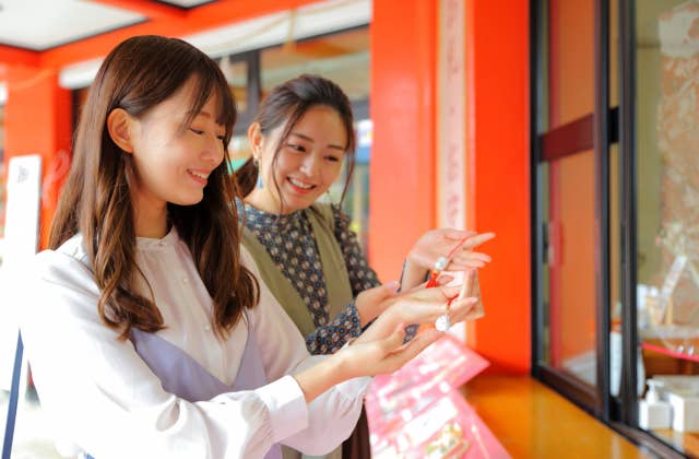 太皷谷稲成神社でお守りを購入する人