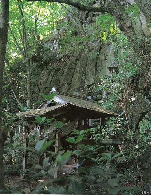 赤岩尾神社・風穴