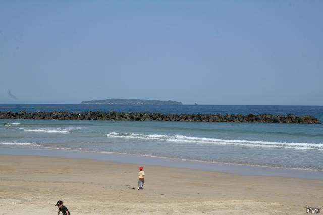 新宮海岸（奥は相島）