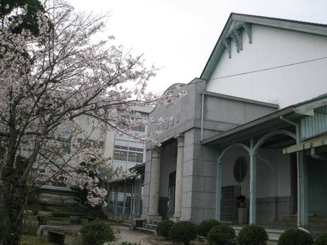 鹿島高校講堂と桜