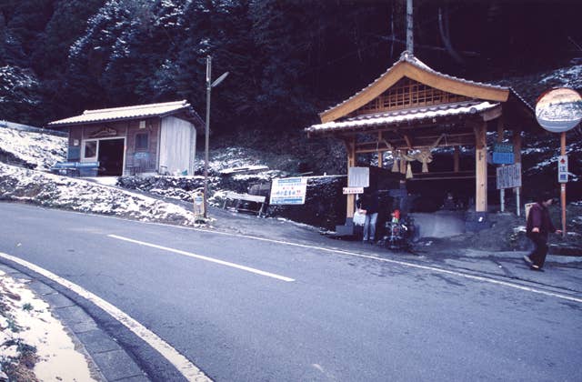 峠の岩清水