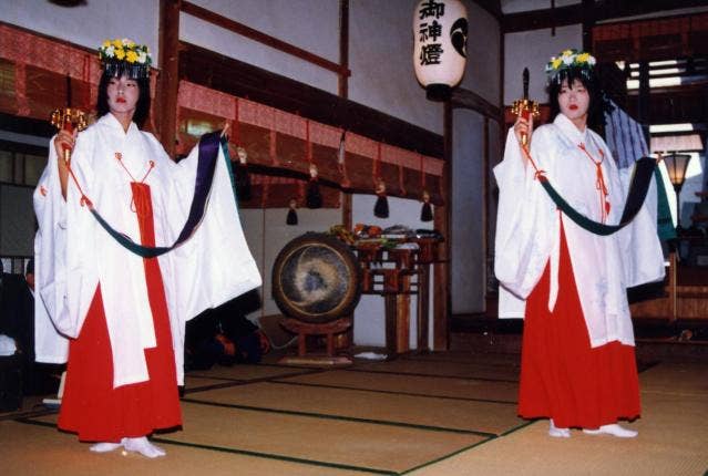 秋祭りに行われる巫女の舞