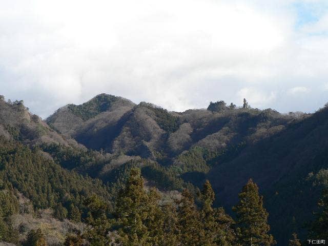 御堂山とジジ岩ババ岩