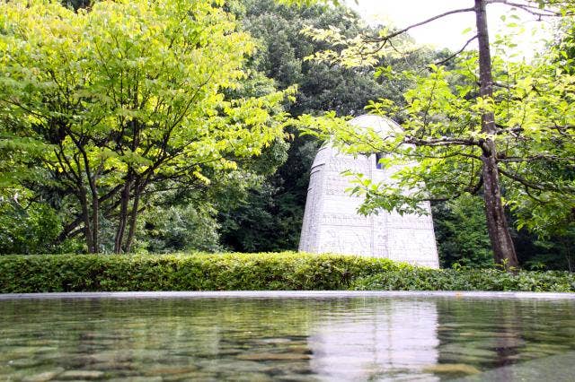 ｜浅蔵五十吉記念館｜のすぐそばにある「九谷焼ビッグモニュメント」