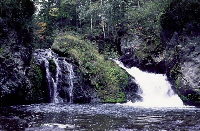 巨岩の滝