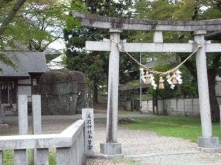 三ツ石神社