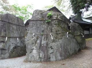 三ツ石（神社内）