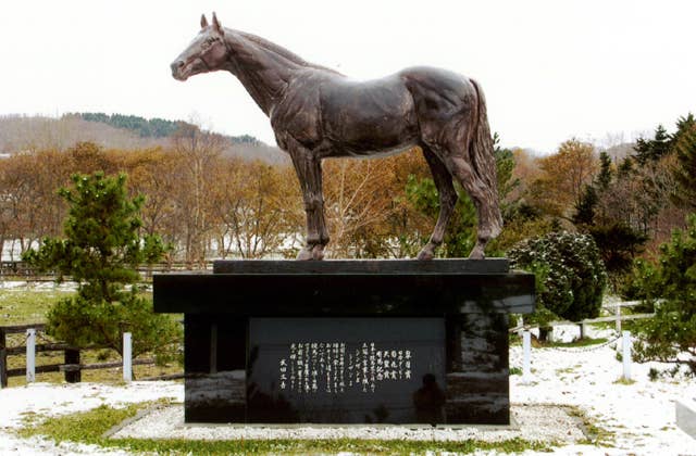 シンザン号の像