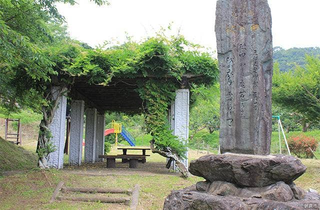 秋の田の歌碑