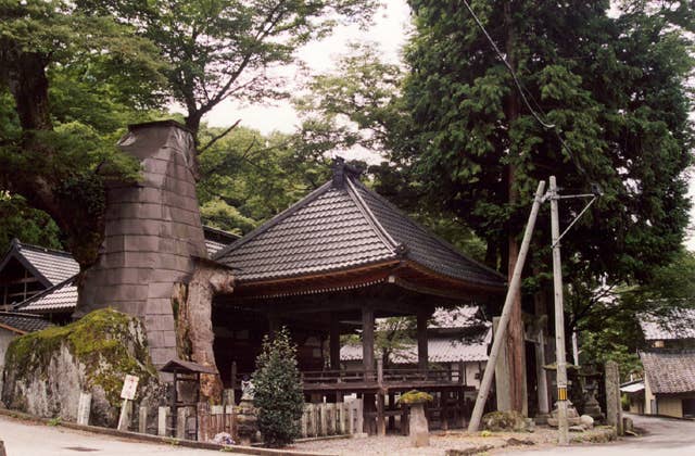 根古屋神社の大ケヤキ