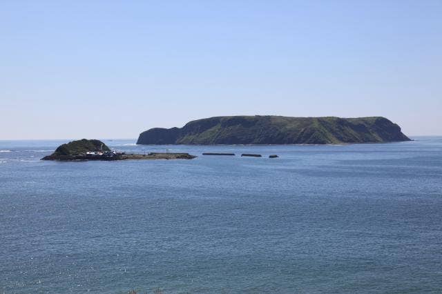 広場から望む小島・大黒島