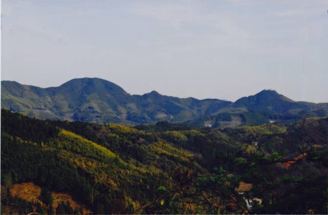 (左から)雌岳、姫御前岳、雄岳