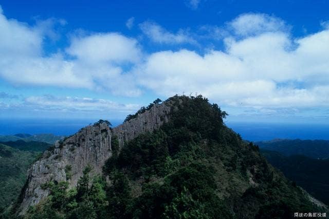 鷲ヶ峰から望む屏風岩