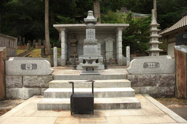 妙慶寺　お田の方の碑