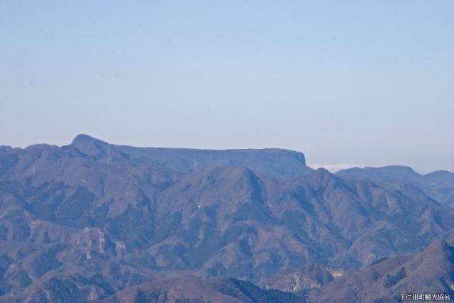 稲含山から見た荒船山