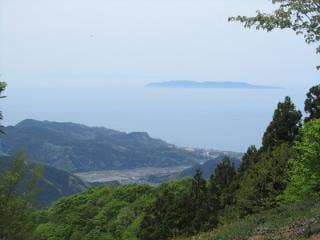 頂上からのながめ（手前が粟島、左奥に薄ら佐渡島が見える）