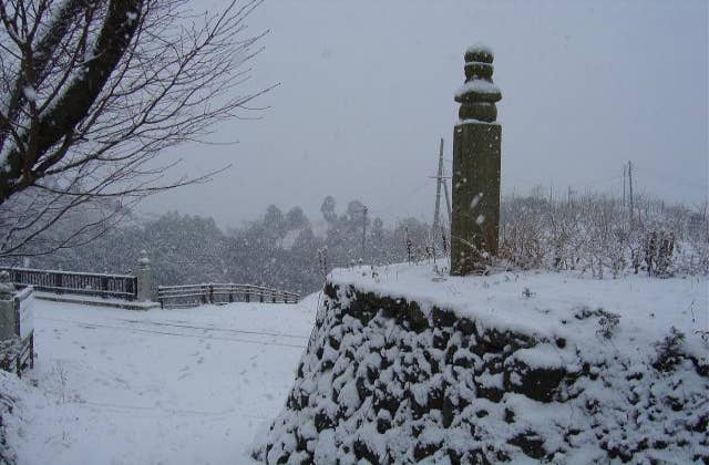 雪化粧をした町石道