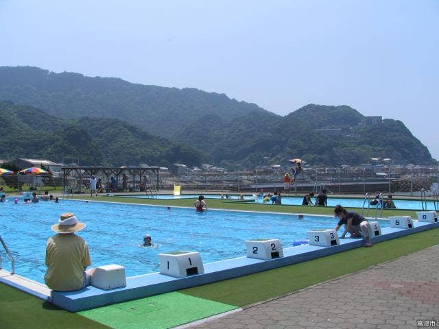 近くには鋸山が見えます。