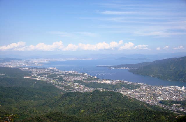 経小屋山から宮島と廿日市市街地を望む