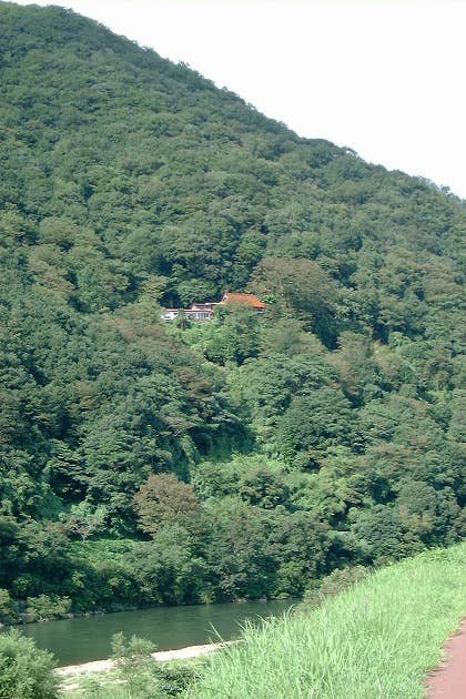 江の川沿いからの仙岩寺