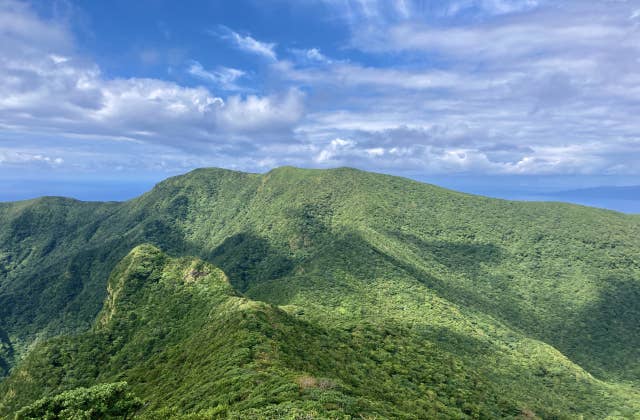 長滝山方面から御山への縦走路を見る。