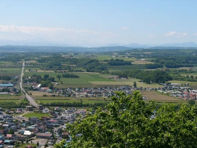 展望台から望む本別市街と大雪山脈