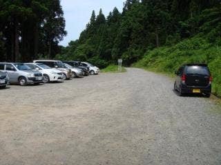 追田林道入口には、車50台程度が駐車できる広い駐車スペースが
