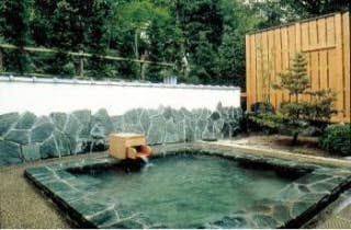 日本庭園に面した女性専用の露天風呂。