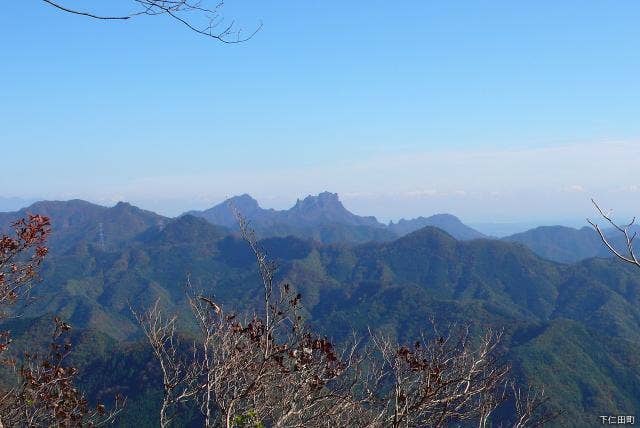 山頂から妙義山