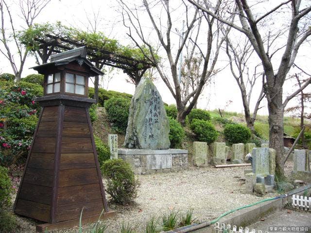 鈎の陣跡石碑遠景