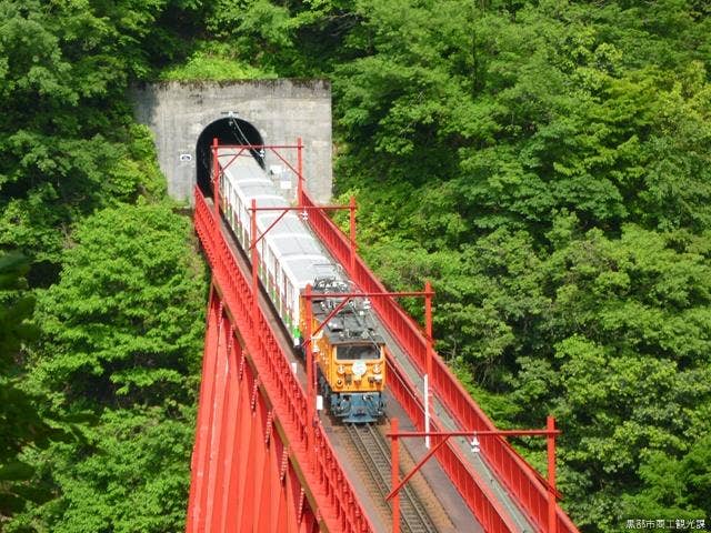 新山彦橋とトロッコ電車