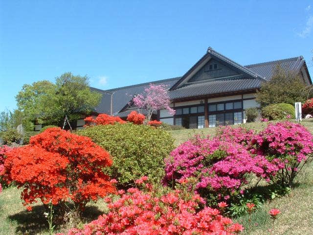 ふるさとセンターとツツジ