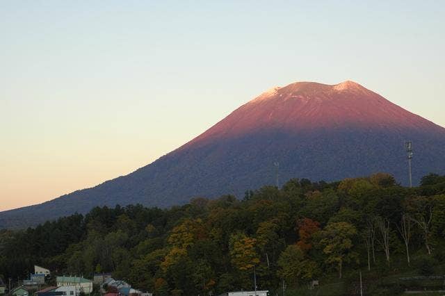 ニセコ市街地と羊蹄山