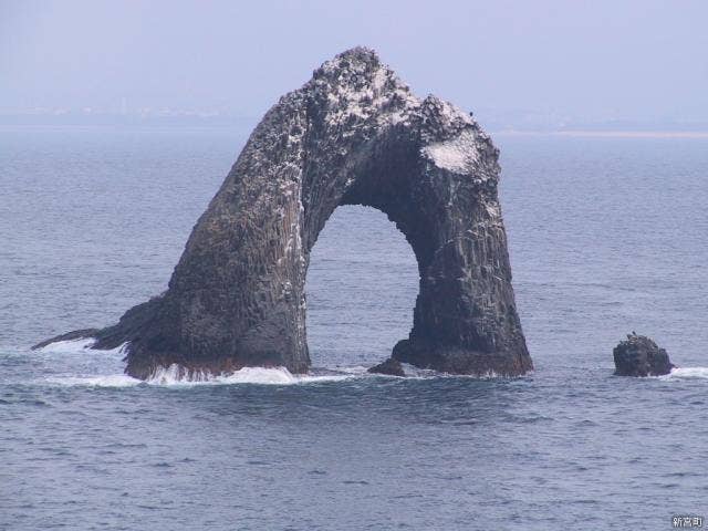 鼻栗瀬（メガネ岩）