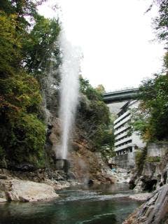 間欠泉と噴泉橋