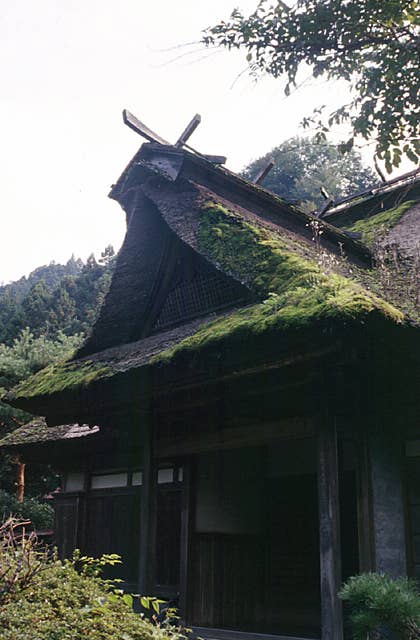 カブト造の民家