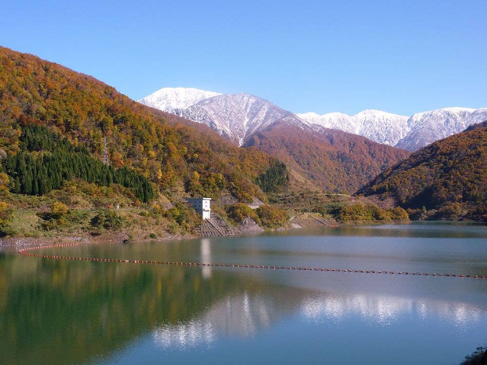 三国川ダム（しゃくなげ湖）及び十字峡の紅葉