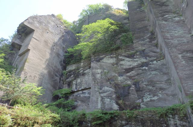 鋸山石切り場跡　岩舞台